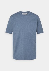 Blå kortærmet t-shirt med rund hals og brystlomme, lavet af blødt meleret stof, præsenteret på en enkel hvid baggrund.