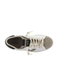 Sneaker bianca con dettagli beige testurizzati, sovrapposizione luccicante marrone sul tallone e lacci beige con logo. Punta in suede e soletta ammortizzata.