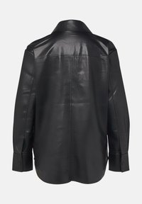 Czarna skórzana koszula o gładkiej fakturze, z ostrym kołnierzykiem, długimi rękawami i guzikami przy mankietach; posiada prosty tył.