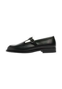 Mocassino nero in pelle con design a T e dettaglio con fibbia, suola piatta, texture liscia e accenti cuciti lungo i bordi.
