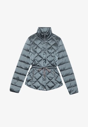 Mörkgrå quiltad jacka med hög krage, bälte i midjan och dragkedjefickor. Materialet är glansigt och slätt med en mjuk textur.
