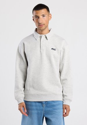 Lichtgrijze sweatshirt met een kraag, drie knopen en een zwart "NYC" logo. Gemaakt van zachte stof, met geribbelde boorden en onderkant.