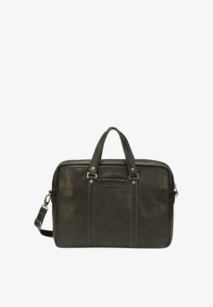 Une mallette en cuir noir avec deux poignées, des coutures verticales, une quincaillerie métallique et une bandoulière réglable attachée d’un côté.
