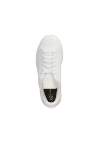 Baskets blanches avec une tige synthétique lisse, un bout rond, un design à lacets et une semelle intérieure noir et or à motifs.
