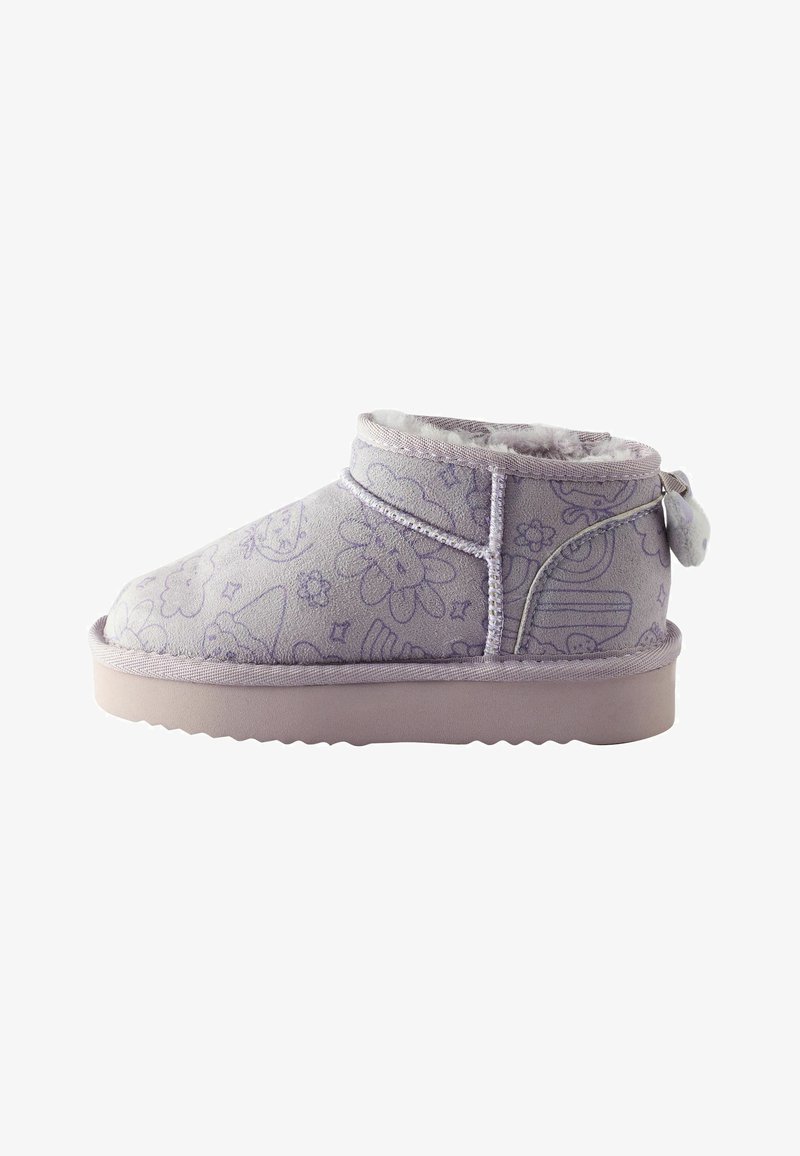Lavendelfarbene Ankle Boots mit floralem Muster, weicher Innenausstattung und strukturiertem Gummiabsatz. Mit abgerundeter Zehenpartie und seitlichen Akzenten.