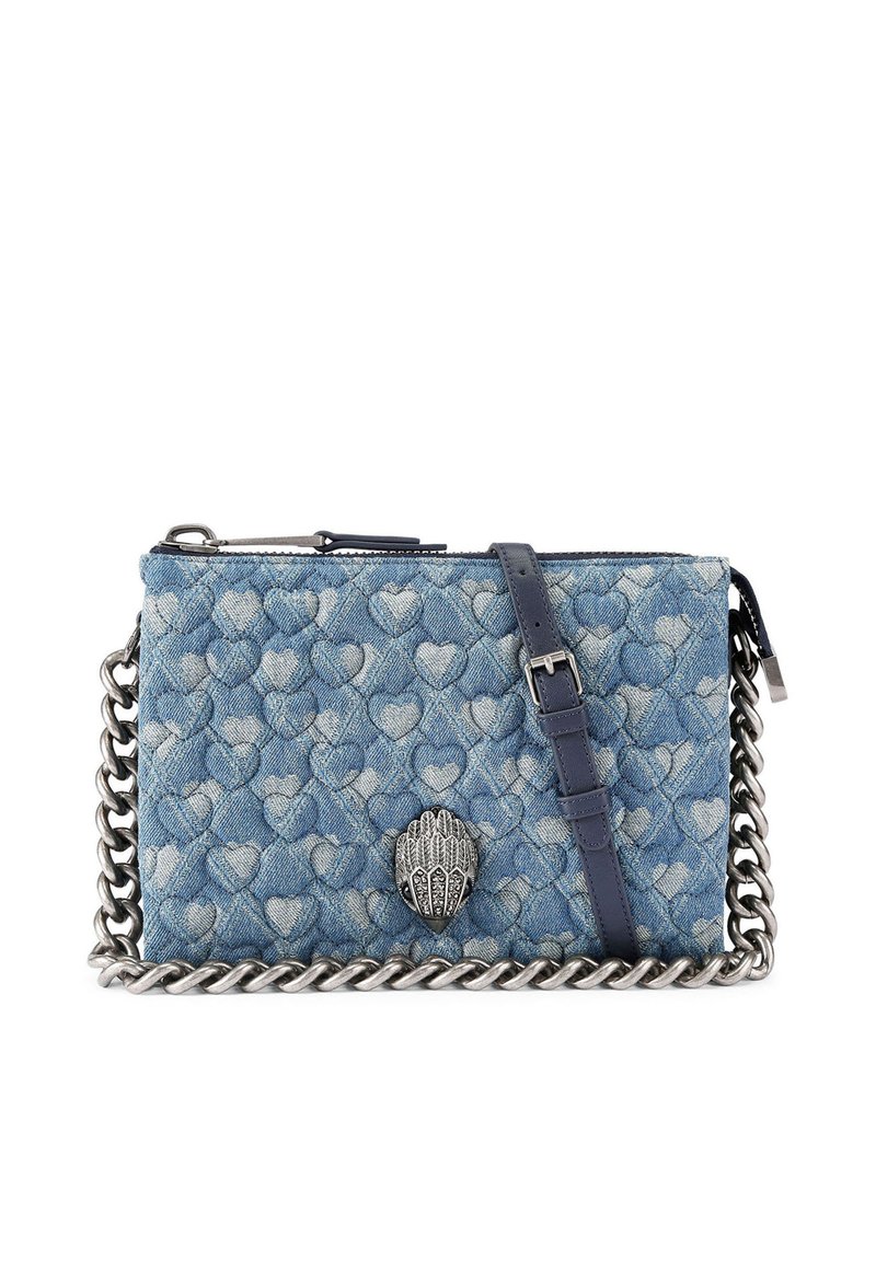 Sac bandoulière en denim avec un motif de cœur, une quincaillerie argentée, une bandoulière chaîne et un accent métallique décoratif sur le devant.