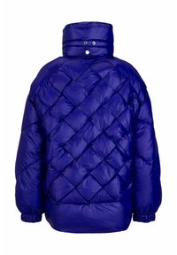 Pufferjack in glanzend koningsblauw, met een diamanten gestikt patroon, hoge kraag en elastische manchetten en zoom.