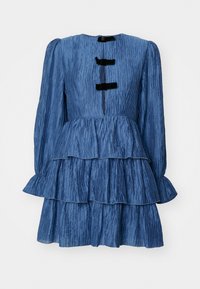 Vestido azul em camadas, com mangas compridas, textura canelada, decote redondo e três detalhes em veludo preto nas costas.