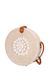Borsa di paglia intrecciata di forma rotonda in crema, con un'applicazione a motivo conchiglia al centro e una tracolla in pelle marrone. Finitura testurizzata.
