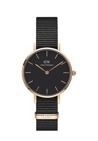 Montre noire au design minimaliste, dotée d'un boîtier en or, d'un cadran noir et d'un bracelet en nylon noir texturé avec des accents dorés.