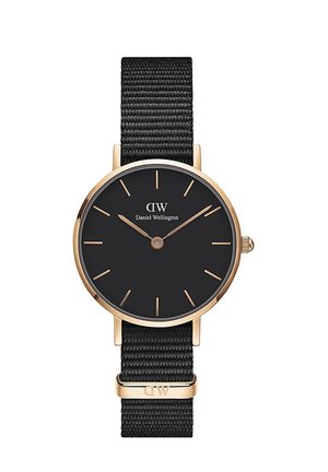 Černé hodinky s minimalistickým designem, s pouzdrem ve zlatém tónu, černým ciferníkem a texturovaným černým nylonovým páskem se zlatými akcenty.