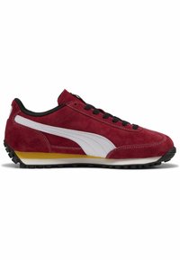 Adidași roșii din suede cu accente laterale albe, șireturi negre, talpă intermediară galbenă și talpă exterioară din cauciuc texturat. Design clasic cu detalii cusute.