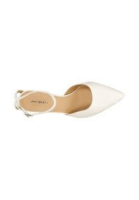 Bílé lakované kožené slingback boty s špičatou špičkou, otevřenými stranami a tenkým páskem kolem kotníku s kovovou sponou.