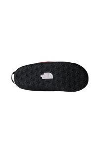 Semelle noire d'une chaussure avec un motif de bande de roulement géométrique et le logo "The North Face" centré, vue par le dessous.