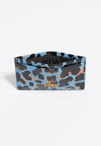 Portafoglio card holder in stampa leopardata blu e nera, realizzato in pelle verniciata, con dettaglio del logo dorato e una texture liscia. Design aperto con tasca interna.
