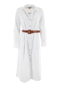 Robe blanche à boutons, avec des manches longues, deux poches poitrine, des accents de boutons dorés, et une ceinture marron fixée à la taille.