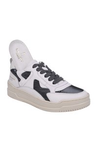 Hvide og sorte sneakers lavet af læder og syntetisk materiale. Har et low-top design, grå snørebånd og en tekstureret sål med logo detaljer.