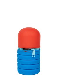 Contenitore in silicone blu con coperchio a cupola rossa, dotato di apertura con cerniera e design scanalato lungo il corpo per una presa migliore.