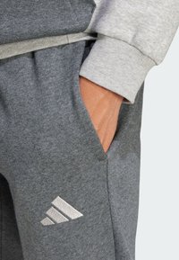 adidas Sportswear SPORTSWEAR FLEECE COLORBLOCK HOODED - Träningsset - dark grey heather