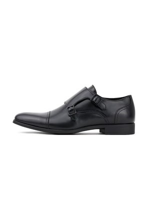Czarne skórzane buty męskie eleganckie z podwójnym zapięciem na klamry, spiczastym noskiem i gładką fakturą. Posiadają niski obcas w kształcie bloku i minimalne przeszycia.