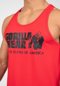 Rode tanktop gemaakt van lichtgewicht stof met zwarte tekst "GORILLA WEAR" en "VEREENIGDE STATEN VAN AMERIKA," met een gorillagrafiek.