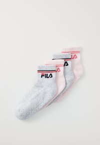 Vier Paare Crew-Socken in Hellgrau und Pink, aus Baumwolle, mit gerippten Bündchen und FILA-Logo mit bunten Streifen am oberen Rand.