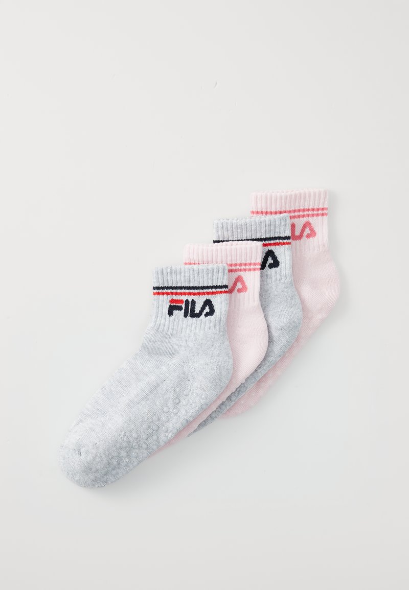 Vier Paare Crew-Socken in Hellgrau und Pink, aus Baumwolle, mit gerippten Bündchen und FILA-Logo mit bunten Streifen am oberen Rand.