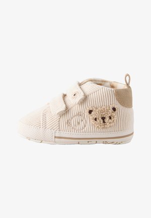 Béžová dětská bota se dvěma suchými zipy, manšestrovým vzorem, výšivkou obličeje medvídka na boku a poutkem na patě.