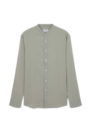 Camicia a maniche lunghe verde chiaro con colletto rotondo, chiusura anteriore con bottoni e texture semplice. Presenta polsini ampi e una vestibilità rilassata.