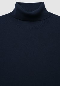 Navyblauer Rollkragenpullover aus geripptem Strickstoff mit einem enganliegenden Kragen und glatter Textur. Einfaches, klassisches Design.