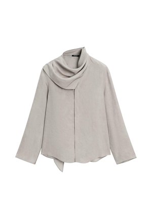 Jasnoszara bluzka z długim rękawem z drapowanym wysokim kołnierzem i asymetrycznym dołem na jednolitym białym tle.