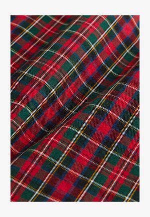 Czerwono-zielona tkanina w kratę w szkocki wzór, z białymi i żółtymi liniami, ukazująca teksturowane sploty.