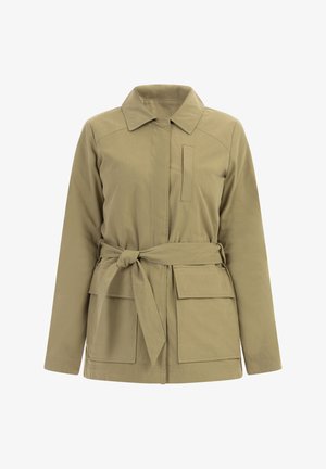 Kaki krāsas darba jaka ar jostu viduklī, kas ietver apkakli, divas priekšējās aplikāciju kabatas, krūšu kabatu un taisnu piegriezumu.