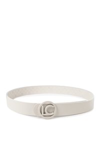 Cinturón de cuero blanco con un cierre circular que presenta el monograma "LC". El patrón en relieve en el lado interior añade textura y detalle.