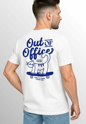 BACK OUT OF OFFICE GRAFIK - Print T-shirt - weiß
