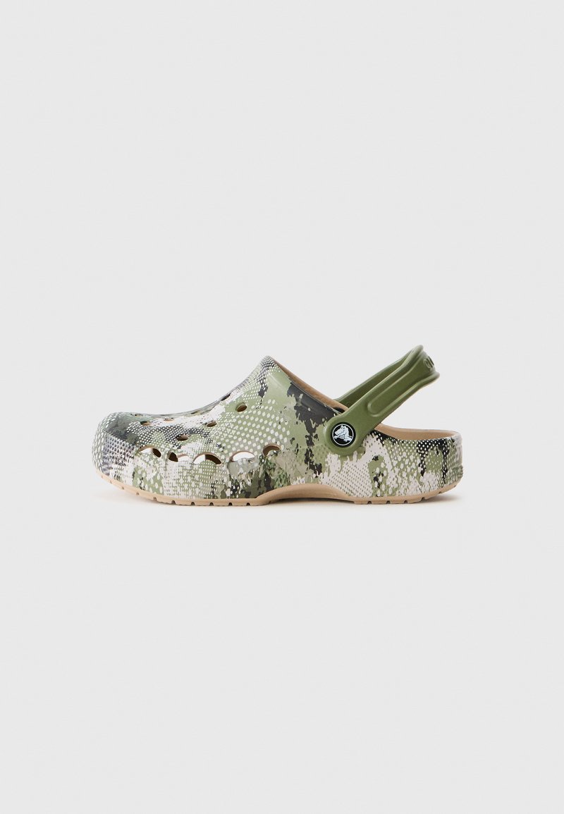 Zoccoli con motivo mimetico caratterizzati da un design leggero e traspirante, dettagli verdi, cinturino sul tallone e una superficie sintetica testurizzata.