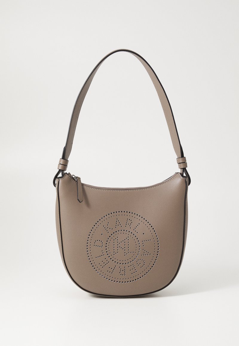 Brun syntetisk läder axelväska med perforerat cirkulärt logotyp, översta dragkedjestängning och justerbar rem. Slät textur och böjd form.