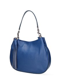Sac à main en cuir texturé bleu avec une seule bandoulière et un pompon décoratif suspendu sur le côté gauche, présenté sur un fond blanc.