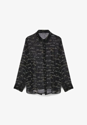 Camisa negra de manga larga con botones, con un patrón de texto en cursiva en tonos beige y blanco que dice frases como "recuerda" y "sé feliz".