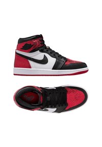 Hochschuh-Sneaker aus rotem, schwarzem und weißem Leder mit strukturierten Akzenten, ausgestattet mit einem schwarzen Swoosh, Schnürdesign und Gummisohle.