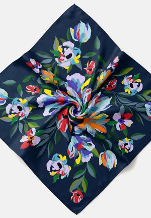 Marineblåt silkeskærf med et levende flerfarvet blomsterprint og grønne blade, arrangeret i en snoet spiralform.