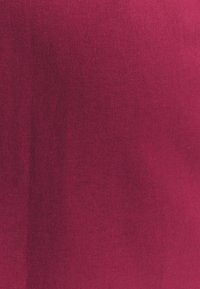 Syvä magentan värinen kangas, pehmeä rakenne, sileä kudonta, tasainen väri hienovaraisilla sävyvaihteluilla, ei näkyviä kuvioita tai metalliosia.