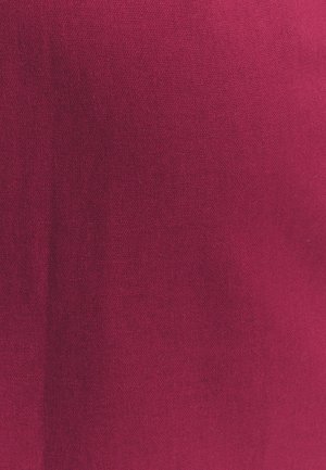 Diep magenta stof, zachte textuur, gladde weving, consistente kleur met subtiele variaties in toon, geen zichtbare patronen of hardware.
