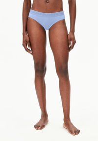 Culottes de bikini en coton bleu clair avec une taille lisse portant le logo "ARMEDANGELS", conçues pour le confort et un ajustement parfait.