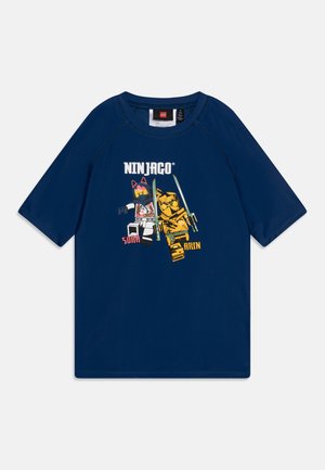 Marineblaue T-Shirt mit einem grafischen Druck von zwei Ninjago-Charakteren mit Schwertern. Kurze Ärmel und Rundhalsausschnitt.