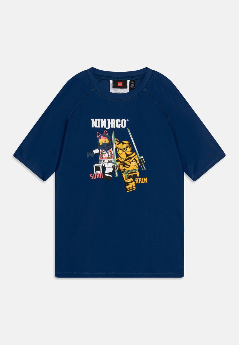 T-shirt blu navy con una stampa grafica di due personaggi Ninjago con spade. Design a maniche corte e collo rotondo.