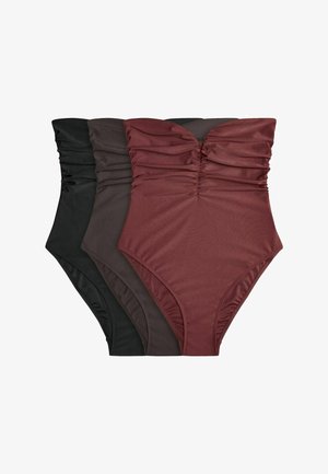 Három vállpánt nélküli, redőzött egyrészes fürdőruha egymáson elhelyezve, fekete, sötétbarna és sötétvörös színekben, fehér háttéren.