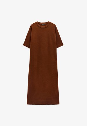 Brązowa dzianinowa sukienka o luźnym kroju, z krótkimi rękawami, okrągłym dekoltem i długości do kostek. Materiał wydaje się miękki i teksturowany.