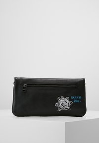 Borsa a mano in pelle nera con chiusura con zip superiore, caratterizzata da ricami floreali bianchi e dalla scritta "ROCK'N ROLL" in blu. Texture morbida.