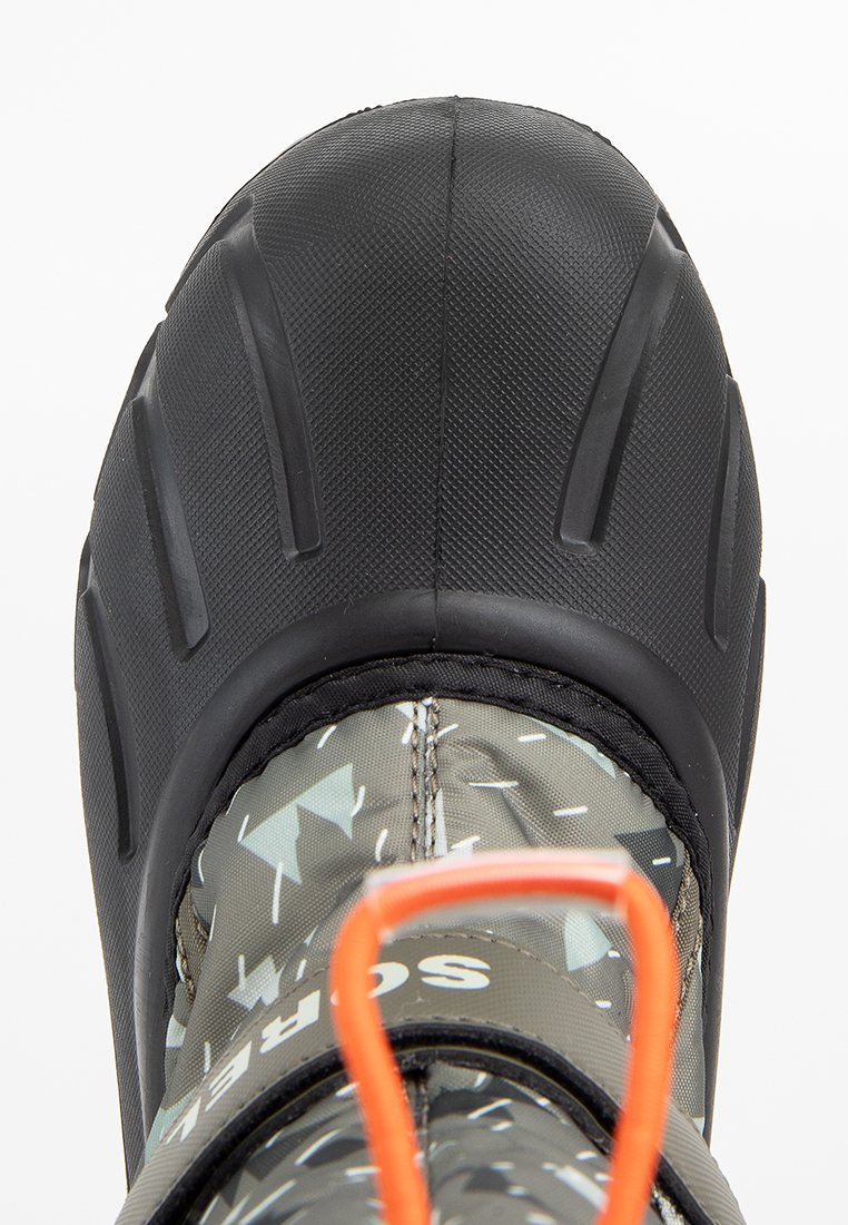 Czarna gumowa cholewka z zielonym wzorzystym materiałem u góry i pomarańczowym uchwytem z tyłu, zaprojektowana do użytku na zewnątrz lub zimą.